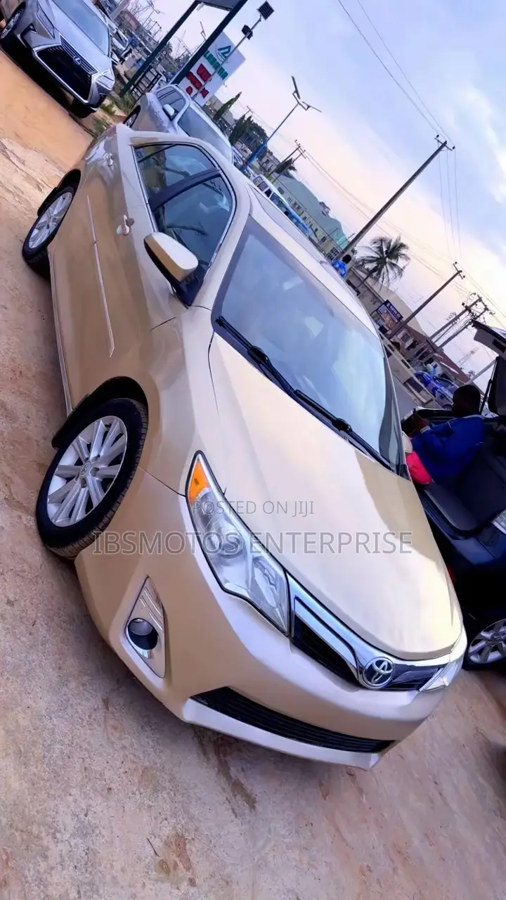 Toyota Camry XLE 4dr Sedan w/Prod. End 11/13 (3.5L 6cyl 6A) 2014 Gold