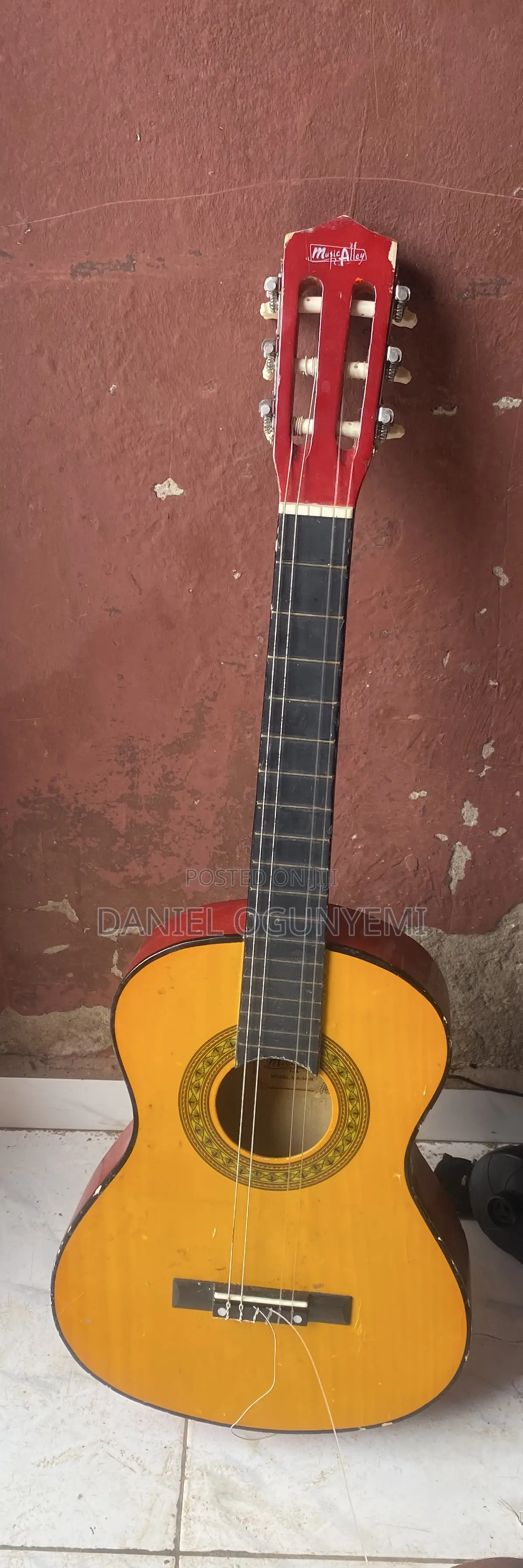 Acoustic Guitar (Medium Size)
