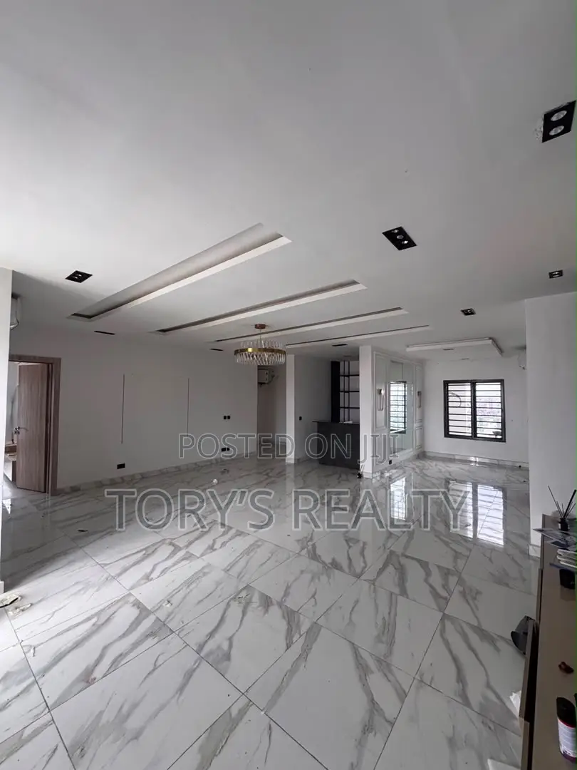 3bdrm Apartment in Lekki Phase 1 for rent