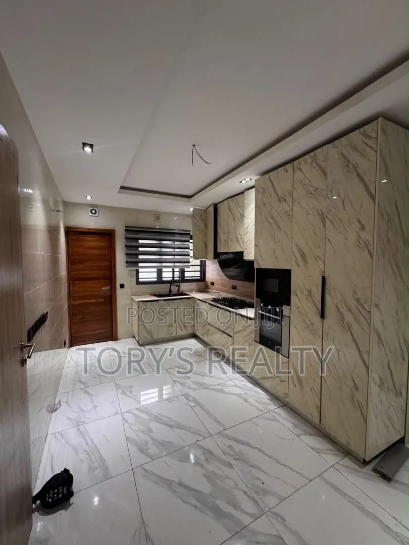 3bdrm Apartment in Lekki Phase 1 for rent
