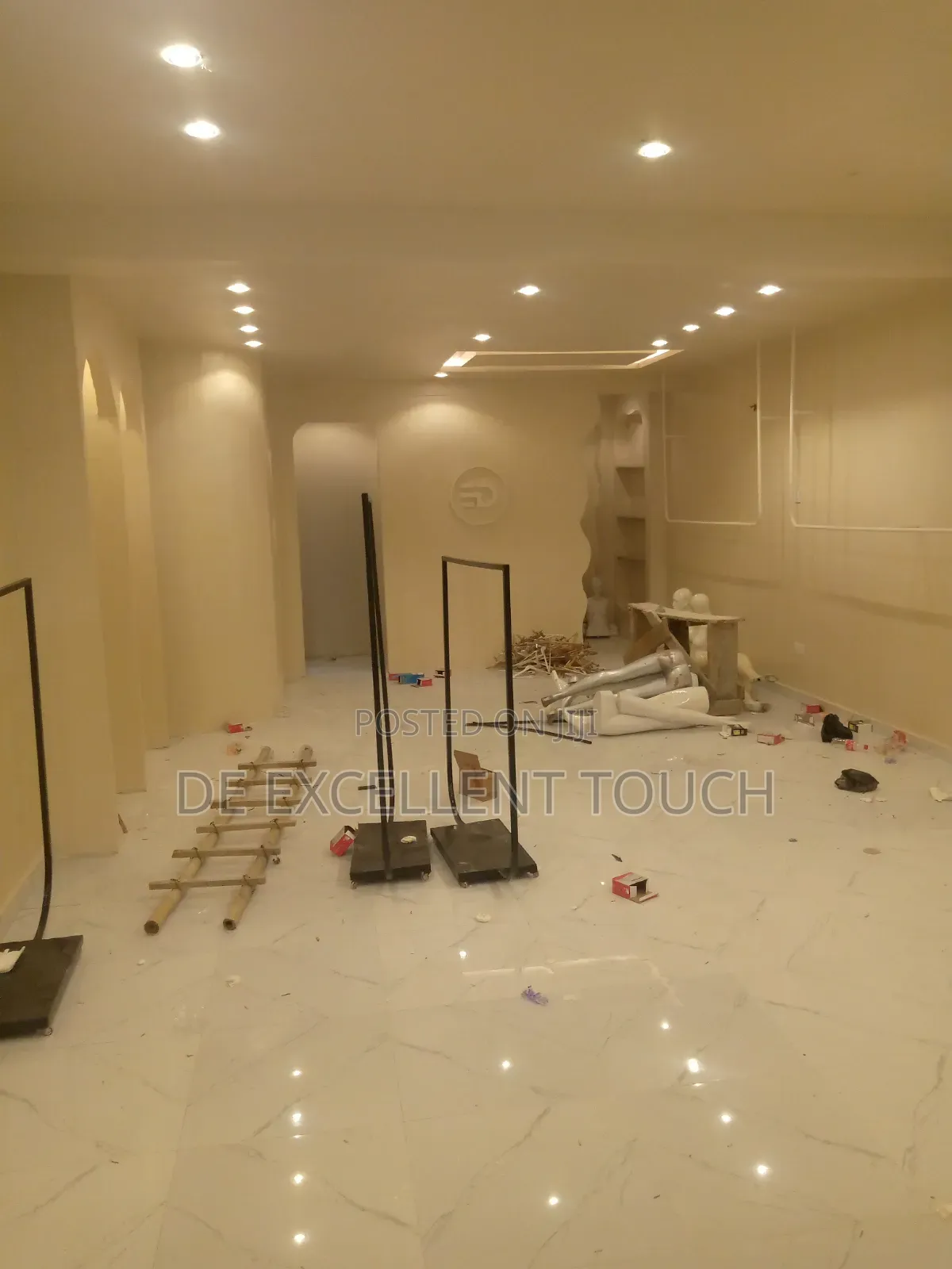 Boutique Clothing Decorator