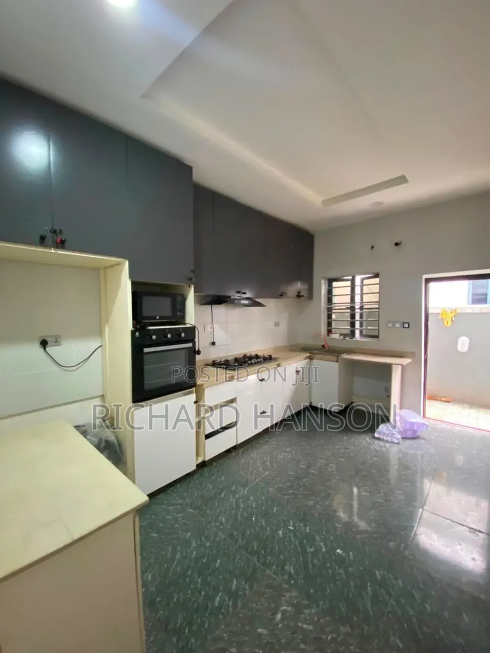 1bdrm Shared Apartment in Secured/Serviced, Chevron for rent