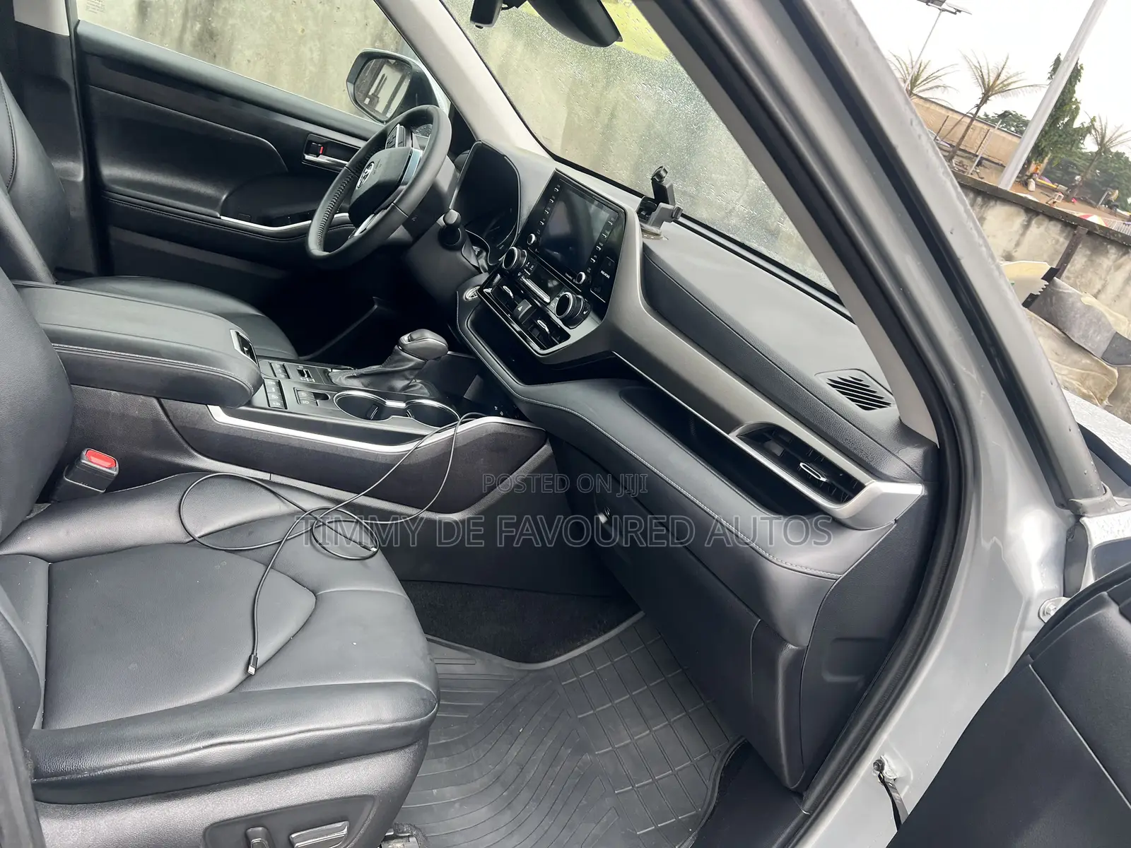 Toyota Highlander XLE 2022 Beige