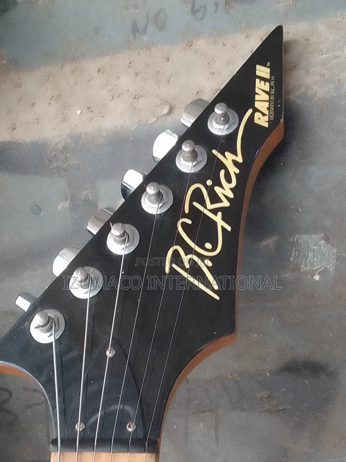 B.C. Rich RAVE11 Lead Electric Guitar Powerful Sound Stylish Design