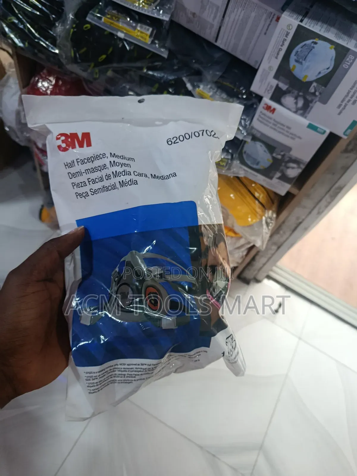 3M 6200 Half Facepiece Reusable Respirator Mask (Medium)