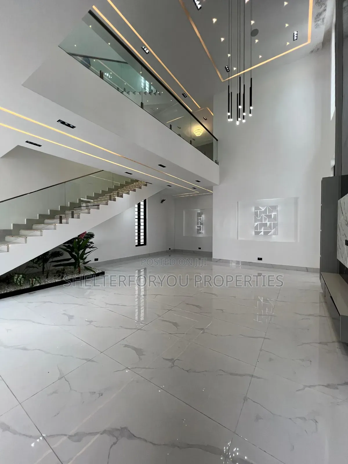 5bdrm Duplex in Chevron for sale