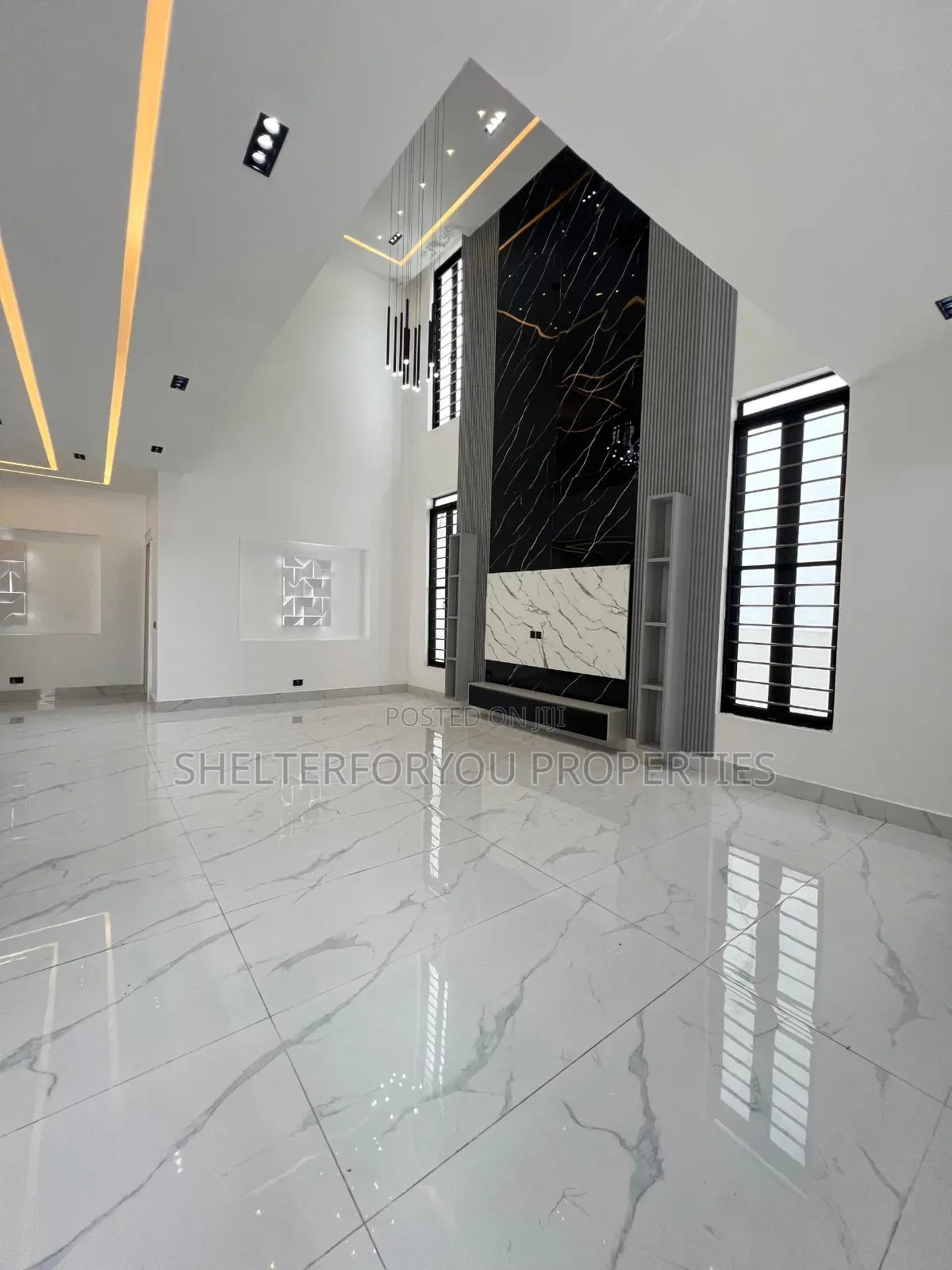 5bdrm Duplex in Chevron for sale