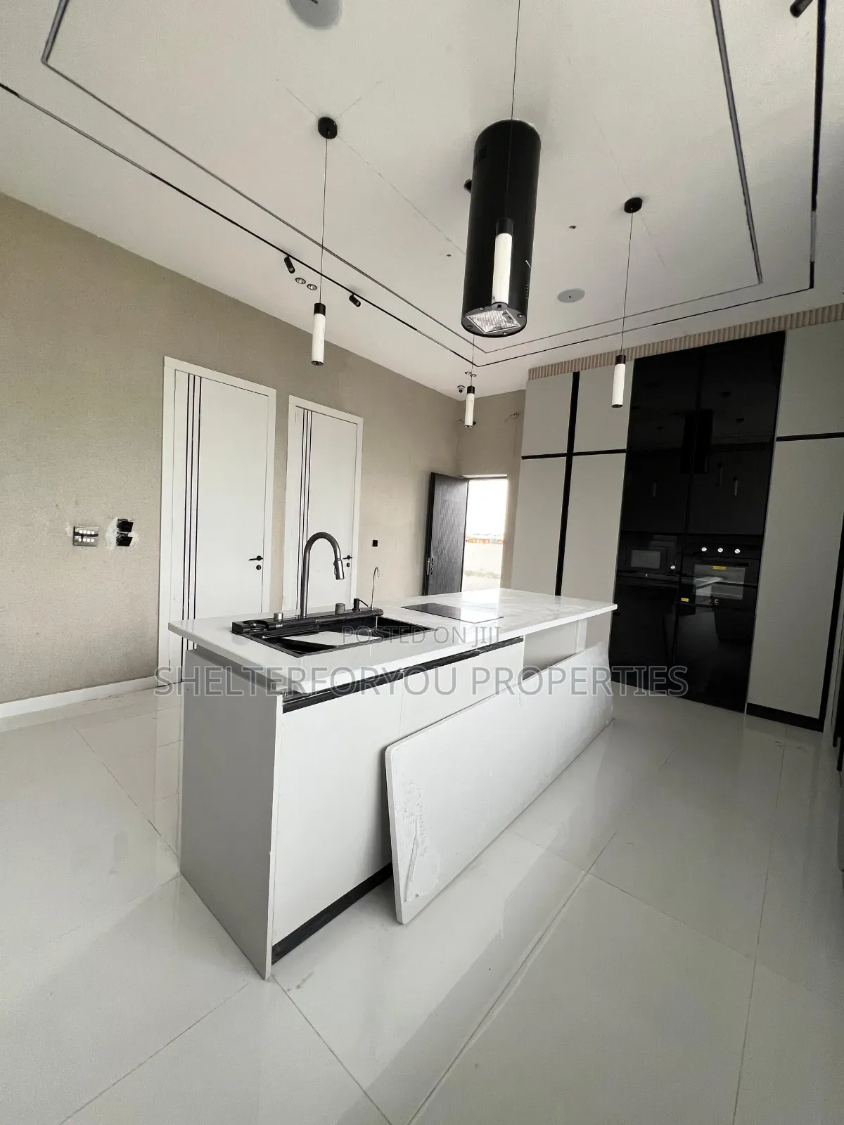 6bdrm House in Osapa london for sale