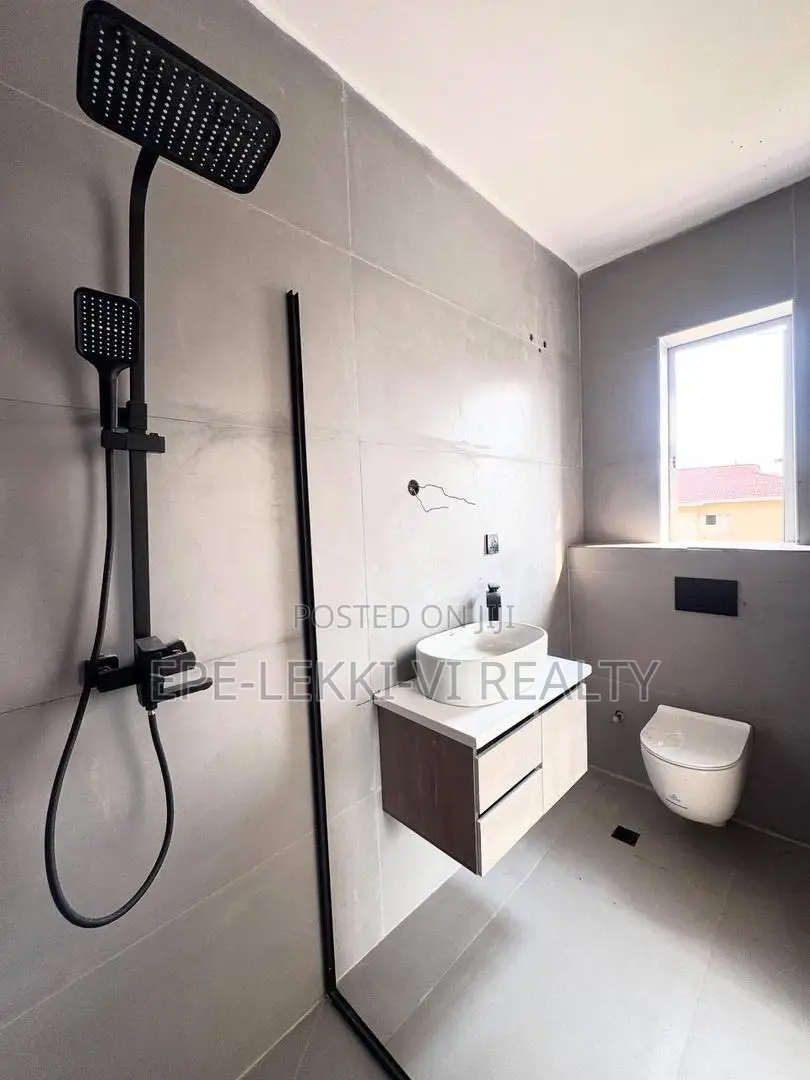 2bdrm Apartment in Lekki Phase 1 for rent