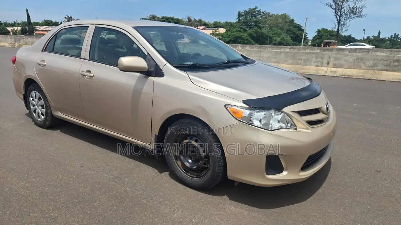 Toyota Corolla LE 4dr Sedan (1.8L 4cyl 4A) 2012 Gold