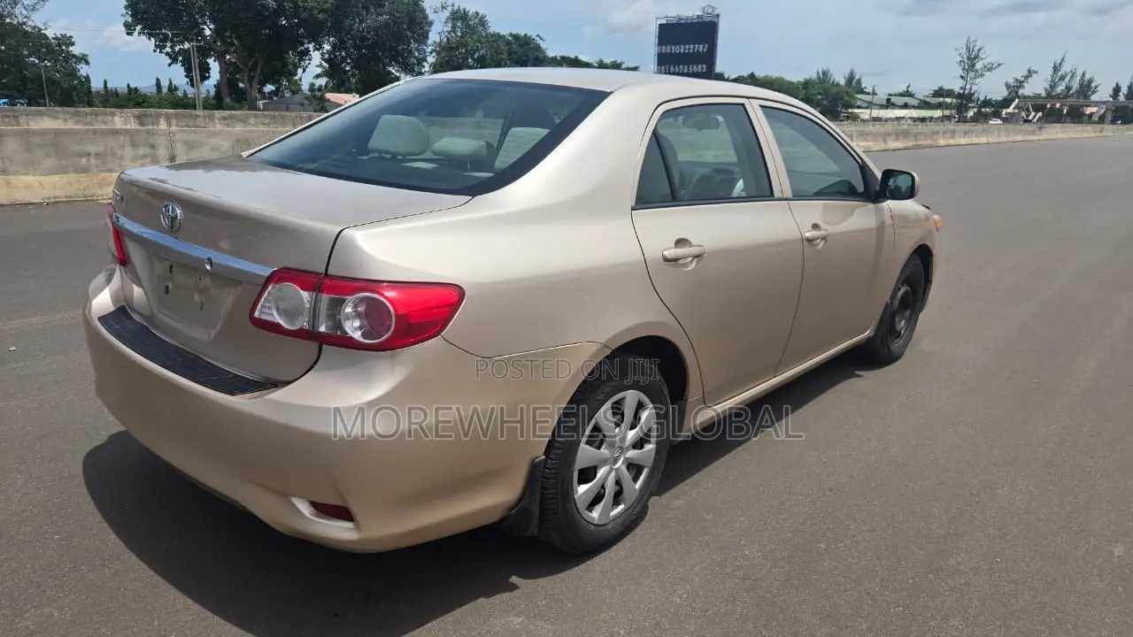 Toyota Corolla LE 4dr Sedan (1.8L 4cyl 4A) 2012 Gold