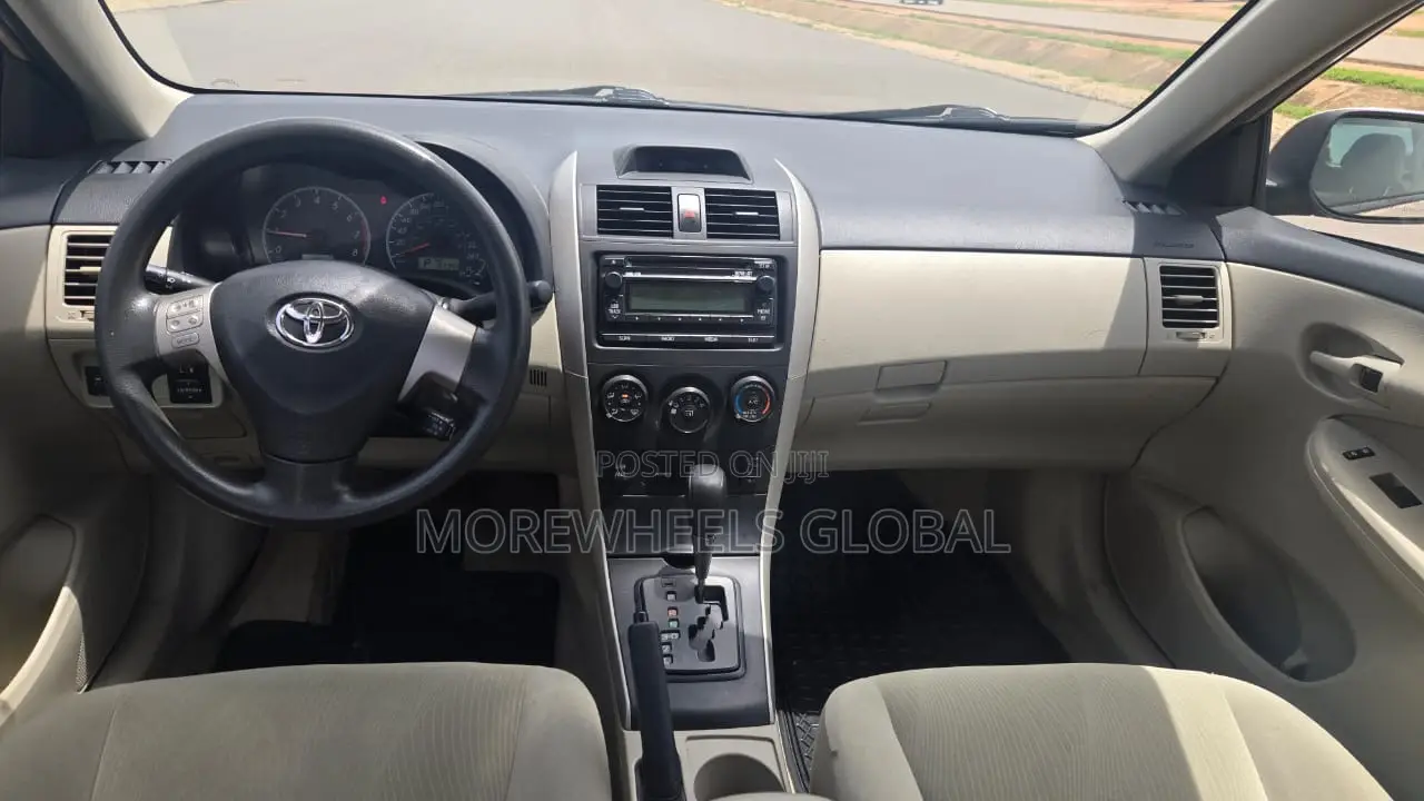 Toyota Corolla LE 4dr Sedan (1.8L 4cyl 4A) 2012 Gold