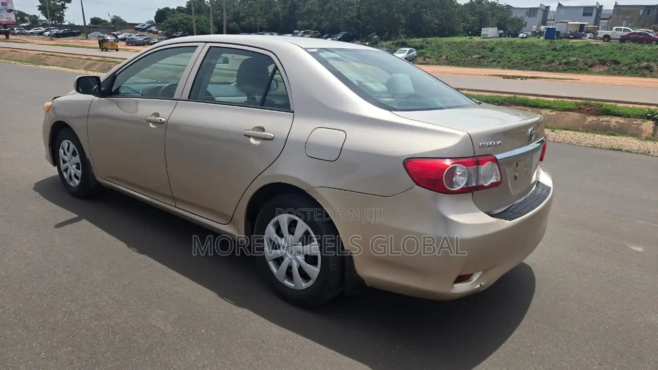 Toyota Corolla LE 4dr Sedan (1.8L 4cyl 4A) 2012 Gold