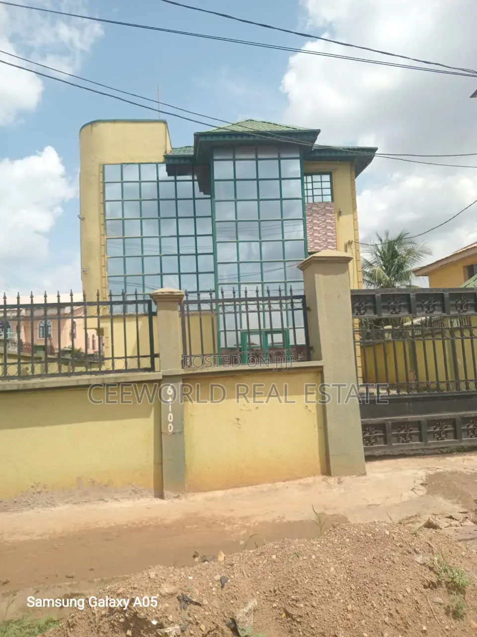 A Whole Building Available to Let or Lease Along Iworoad Ibadan