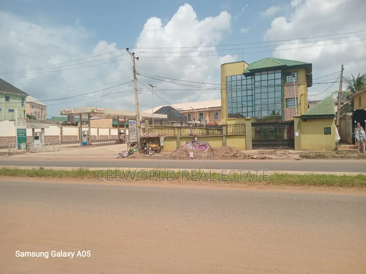 A Whole Building Available to Let or Lease Along Iworoad Ibadan