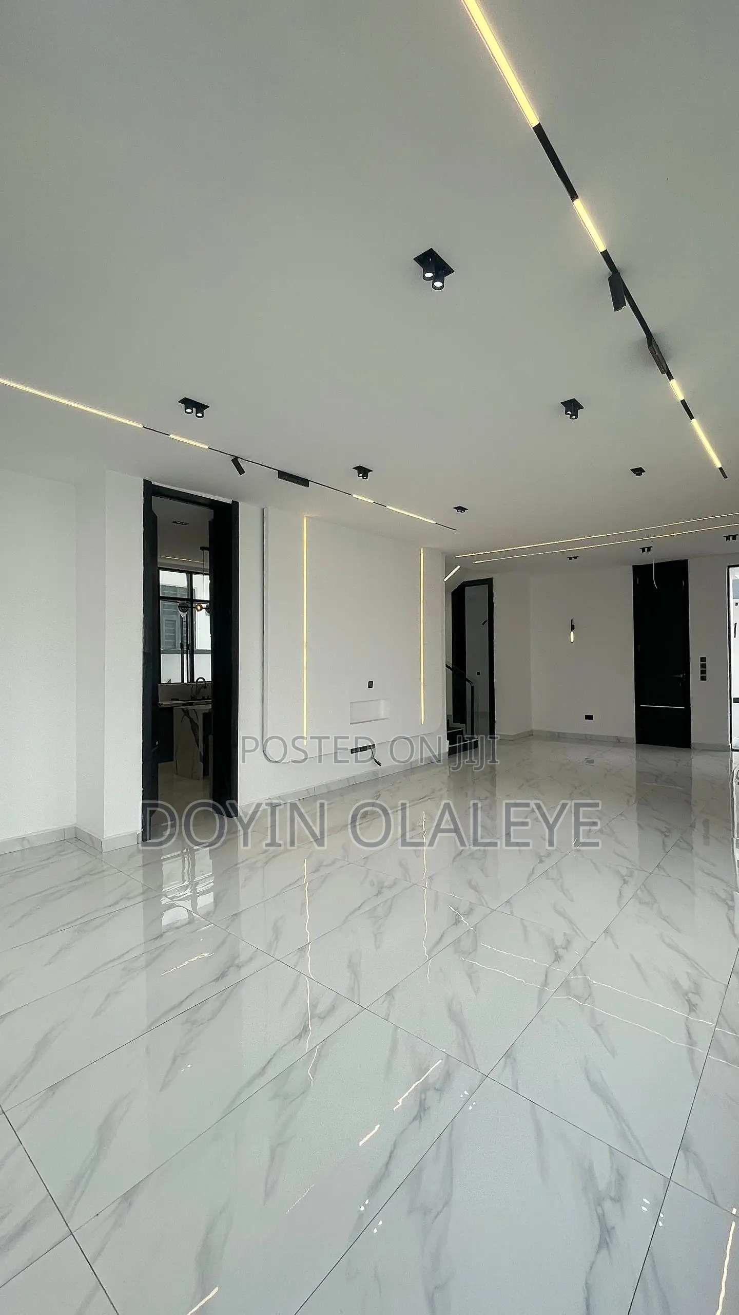5bdrm Duplex in Chevron for sale