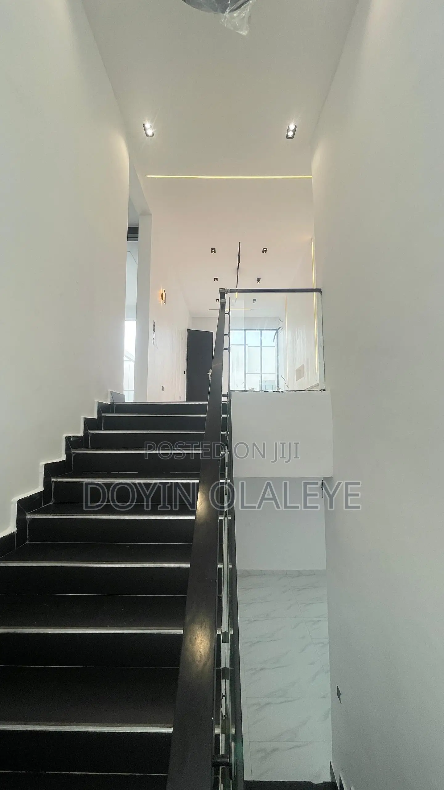 5bdrm Duplex in Chevron for sale