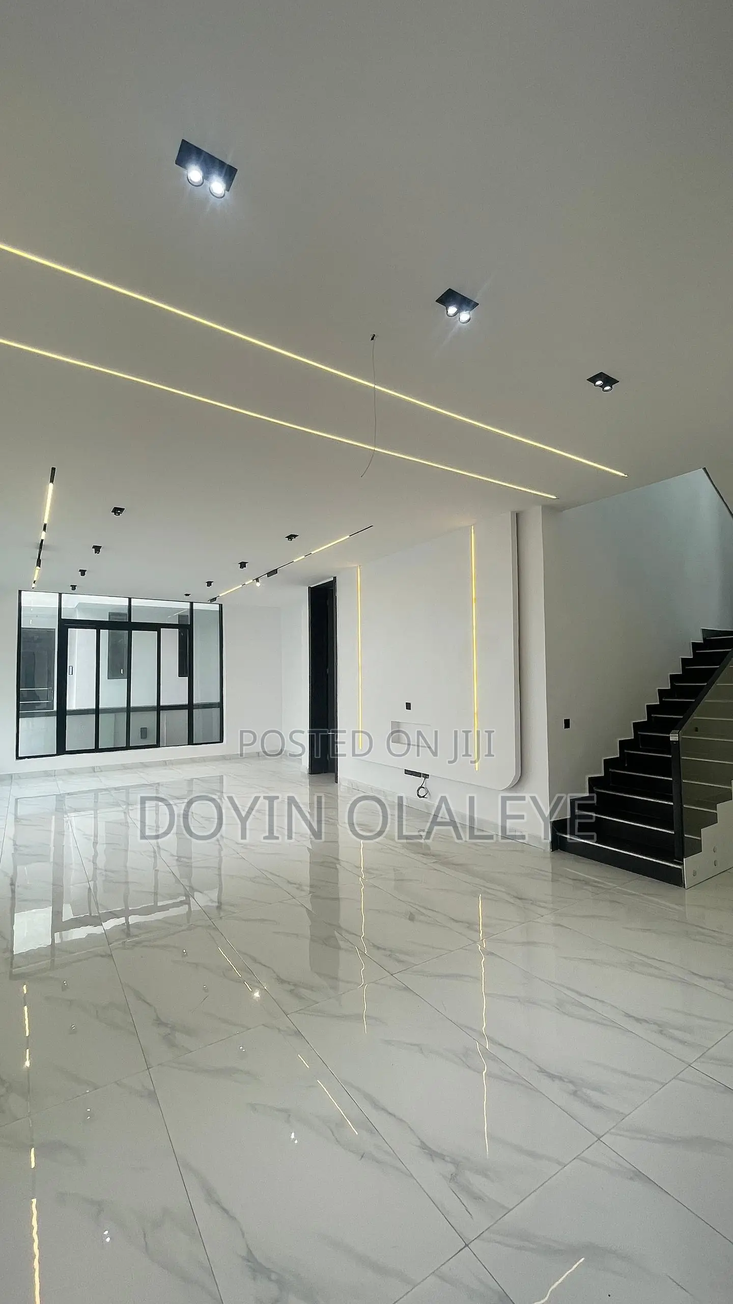 5bdrm Duplex in Chevron for sale
