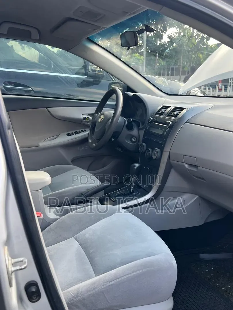 Toyota Corolla 2010 Silver