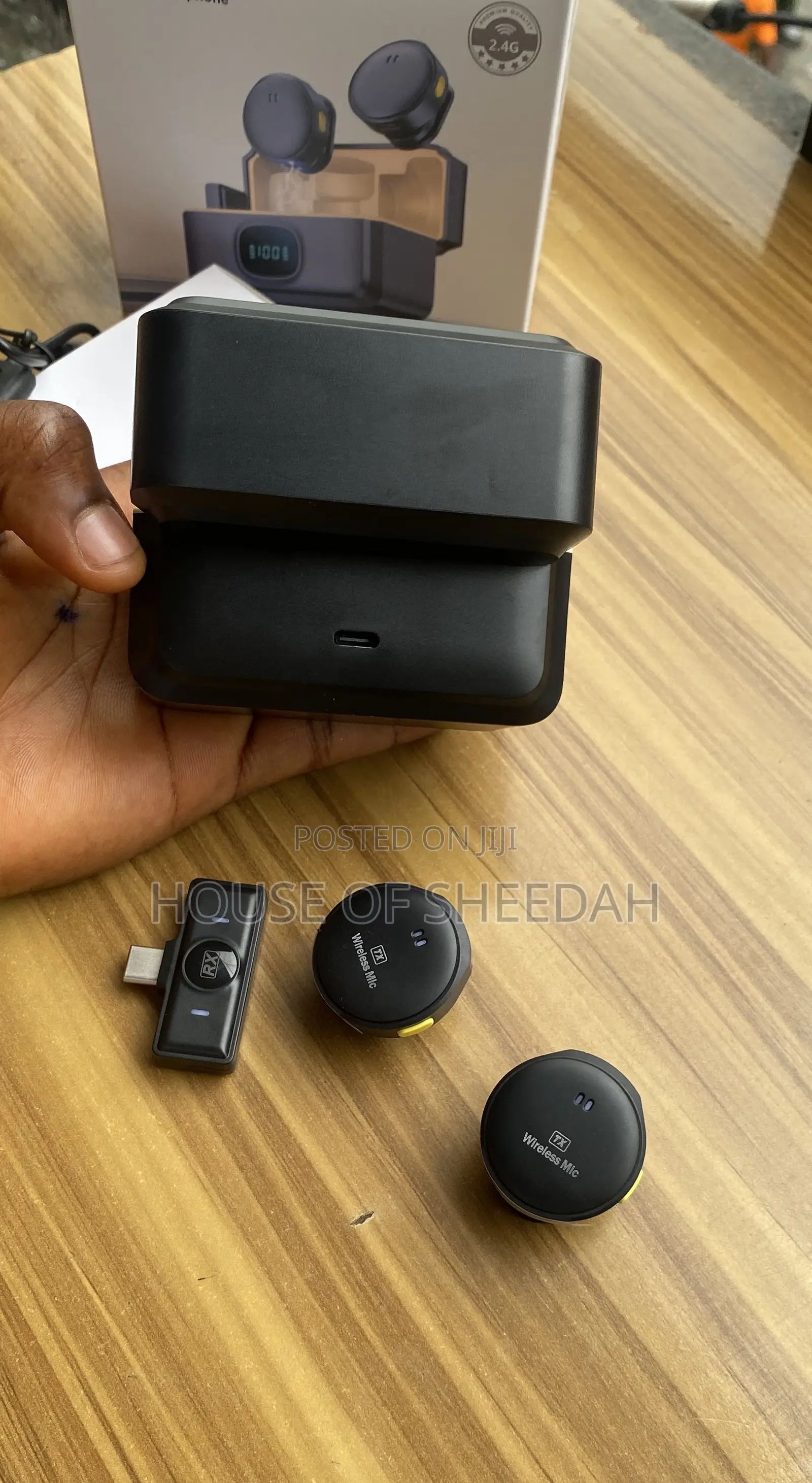 Q8 Wireless Lavalier Microphone Kit.
