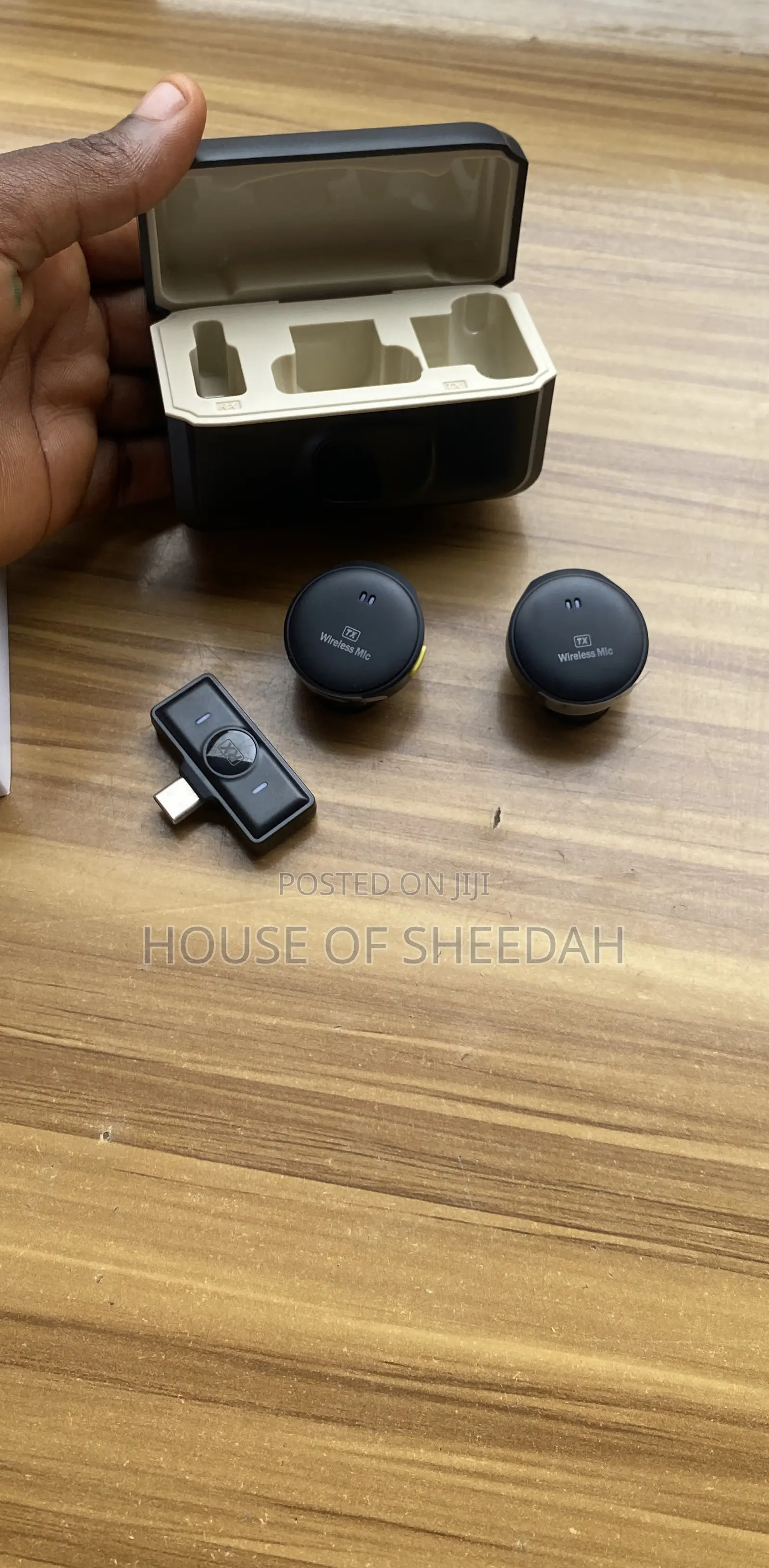 Q8 Wireless Lavalier Microphone Kit.