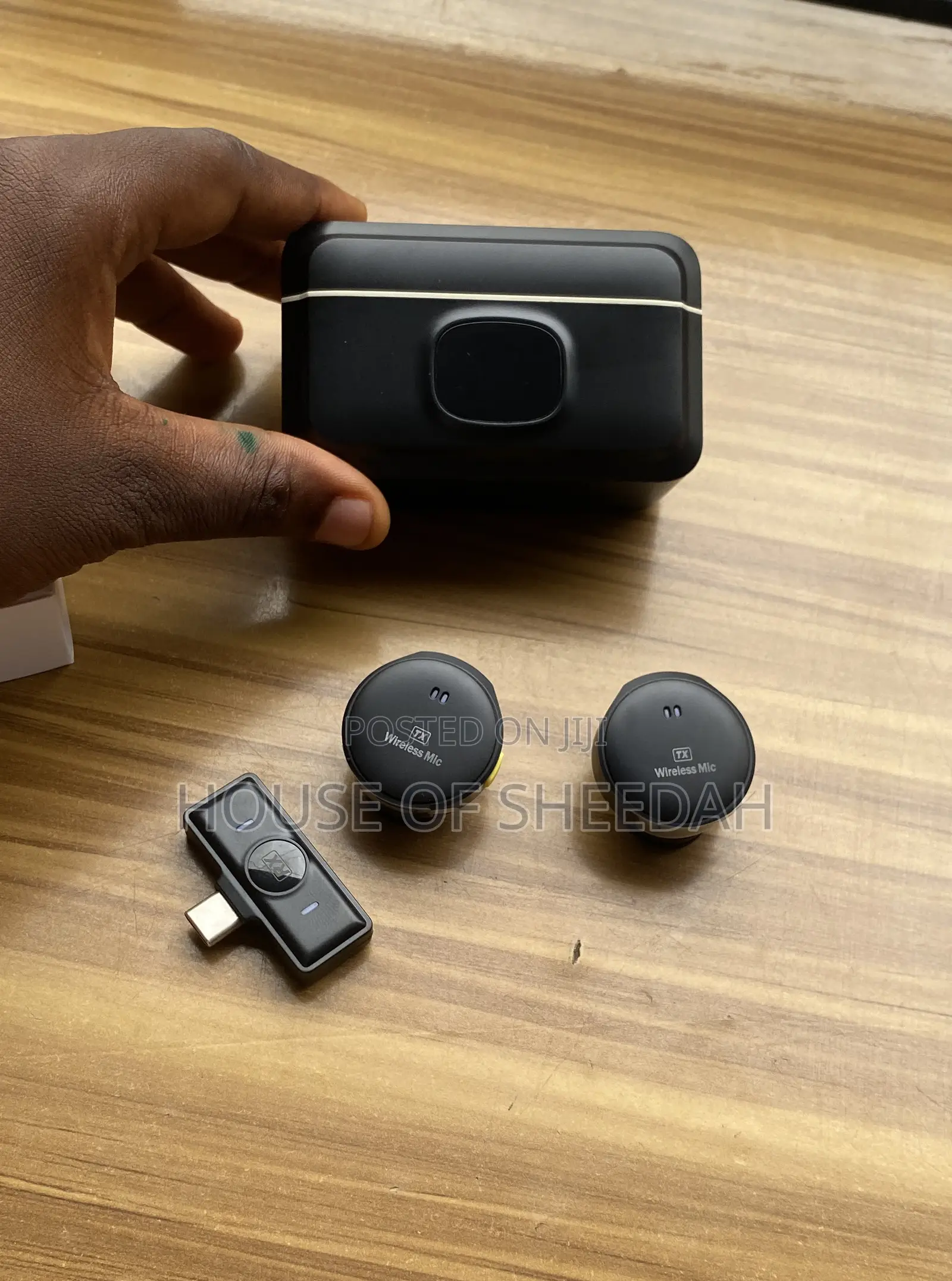 Q8 Wireless Lavalier Microphone Kit.