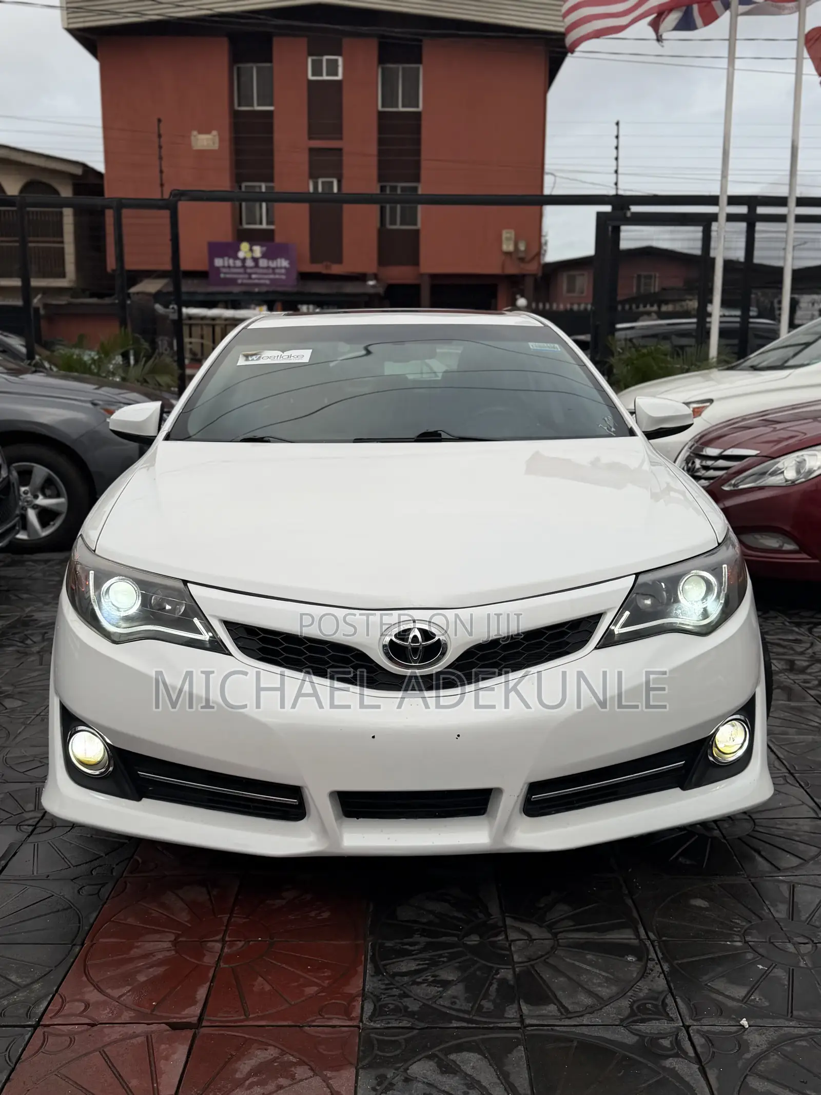 Toyota Camry SE V6 4dr Sedan (3.5L 6cyl 6A) 2013 White