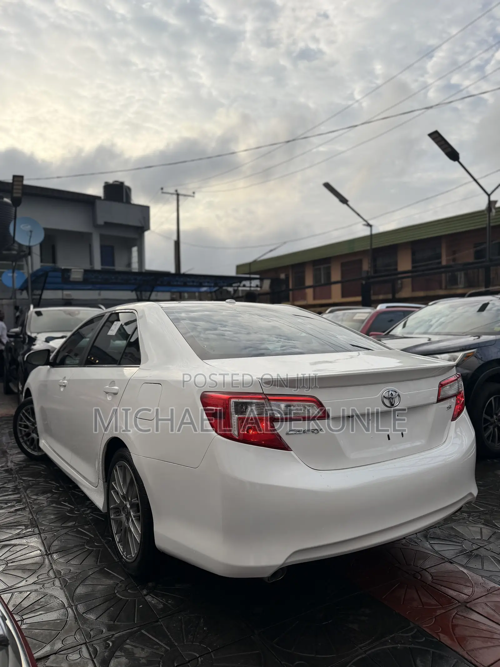 Toyota Camry SE V6 4dr Sedan (3.5L 6cyl 6A) 2013 White