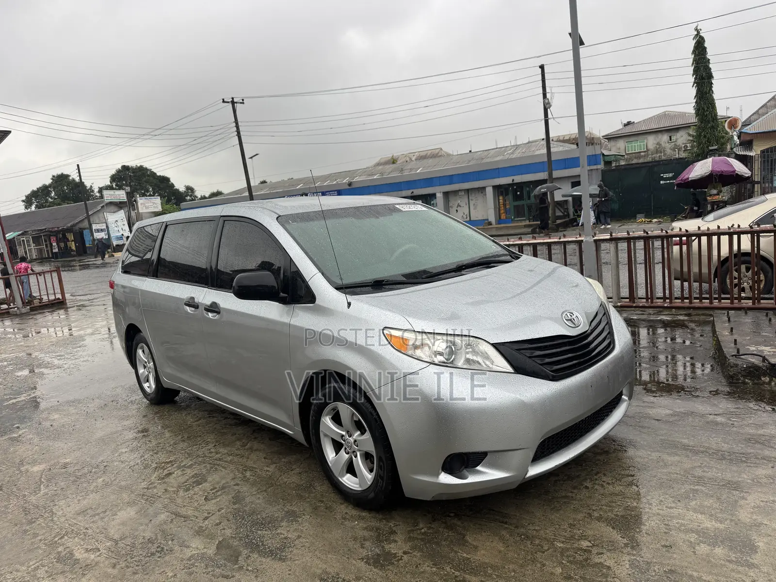 Toyota Sienna LE FWD 8-Passenger 2013 Silver