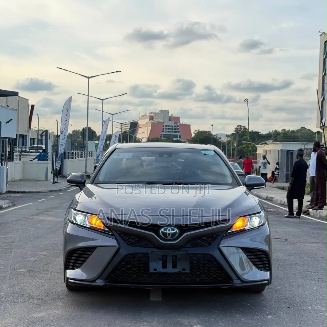 Toyota Camry SE FWD (2.5L 4cyl 8AM) 2018 Gray