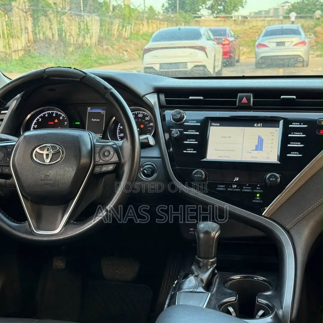 Toyota Camry SE FWD (2.5L 4cyl 8AM) 2018 Gray