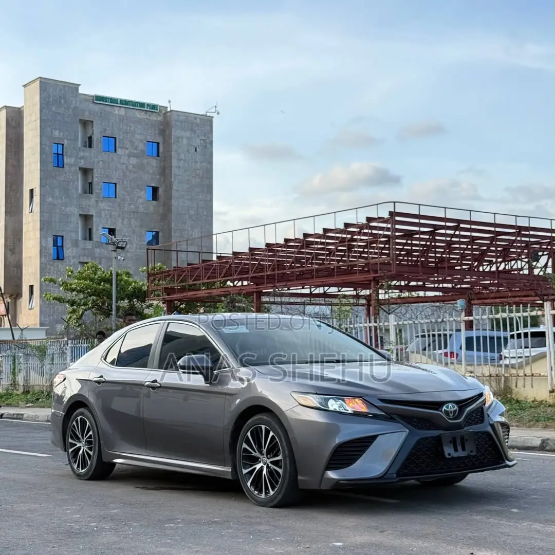 Toyota Camry SE FWD (2.5L 4cyl 8AM) 2018 Gray