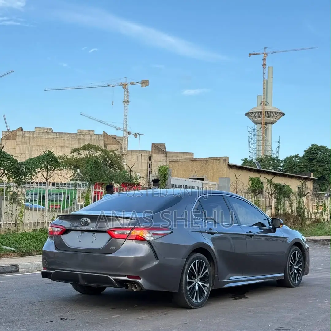 Toyota Camry SE FWD (2.5L 4cyl 8AM) 2018 Gray
