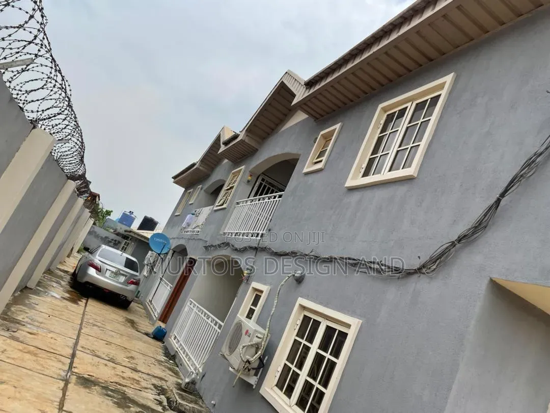 11bdrm Block of Flats in Ikorodu Garage for sale
