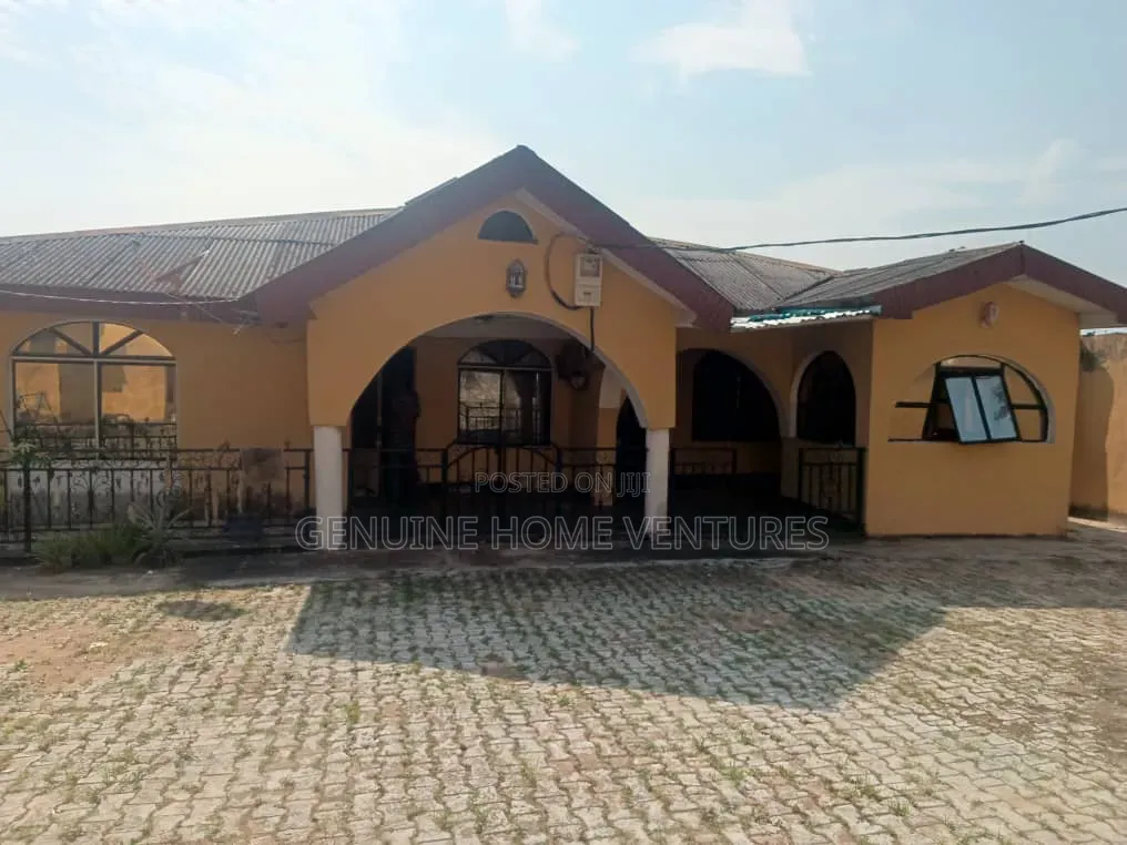 6bdrm Bungalow in Agric for sale