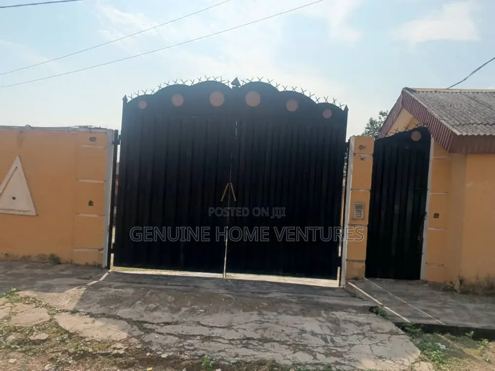 6bdrm Bungalow in Agric for sale