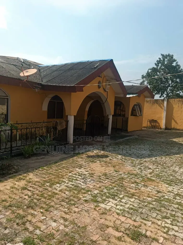 6bdrm Bungalow in Agric for sale