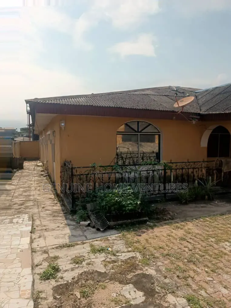 6bdrm Bungalow in Agric for sale