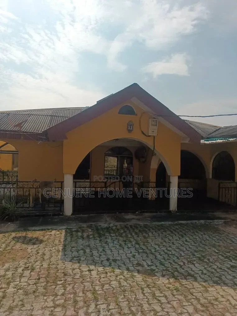 6bdrm Bungalow in Agric for sale