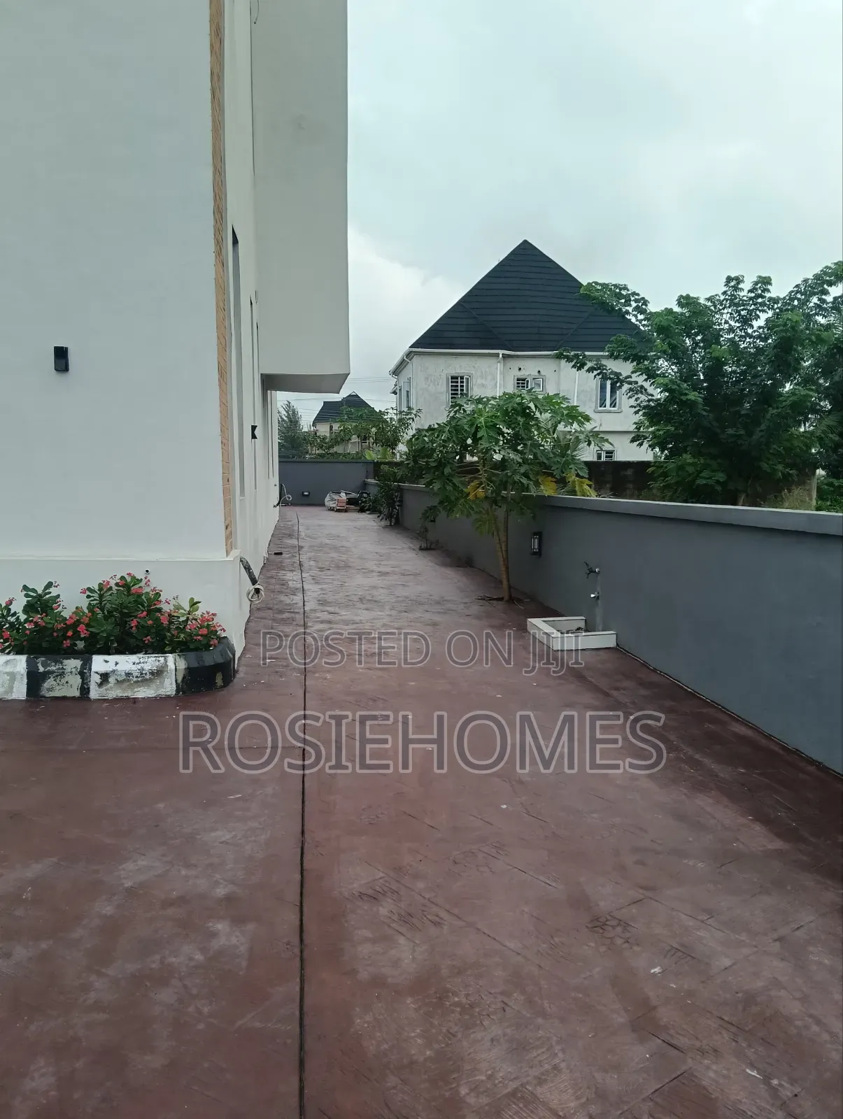 5bdrm Duplex in Chaplain Court, Ogombo for sale