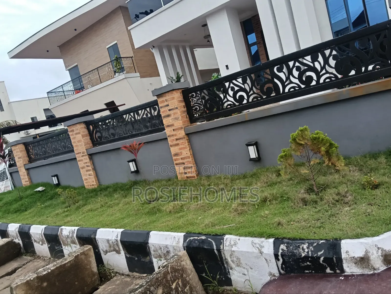 5bdrm Duplex in Chaplain Court, Ogombo for sale