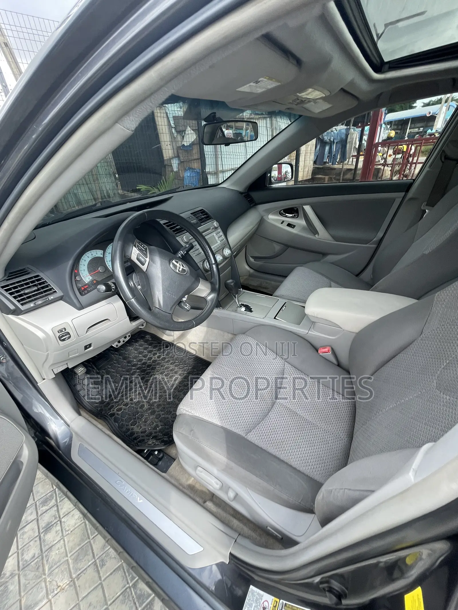 Toyota Camry SE 4dr Sedan (2.5L 4cyl 6A) 2011 Gray