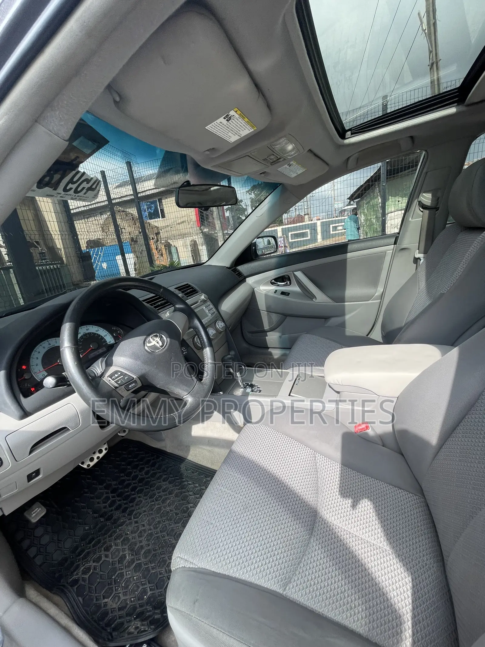 Toyota Camry SE 4dr Sedan (2.5L 4cyl 6A) 2011 Gray