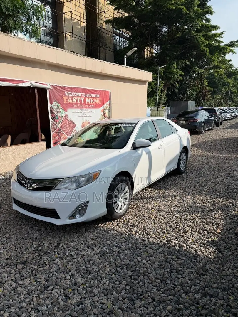 Toyota Camry LE 4dr Sedan w/Prod. End 11/13 (2.5L 4cyl 6A) 2014 White