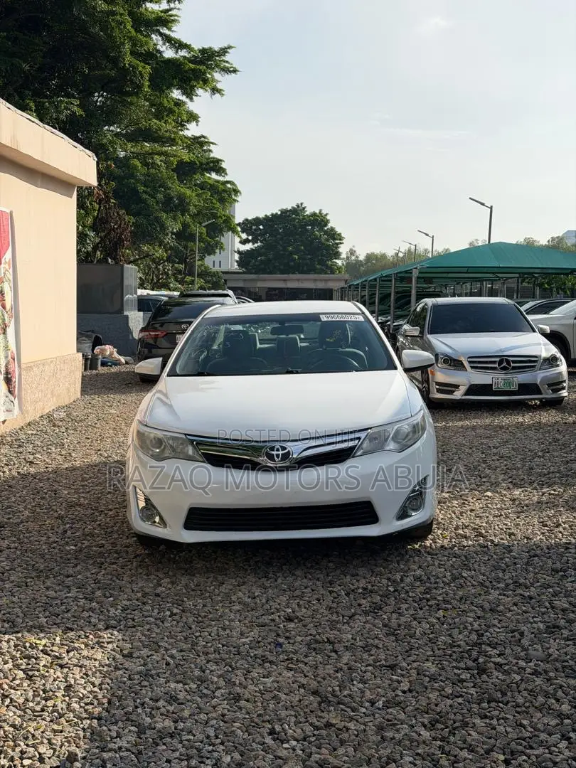 Toyota Camry LE 4dr Sedan w/Prod. End 11/13 (2.5L 4cyl 6A) 2014 White