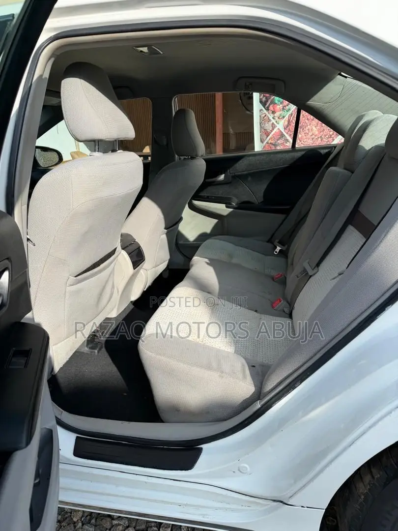 Toyota Camry LE 4dr Sedan w/Prod. End 11/13 (2.5L 4cyl 6A) 2014 White