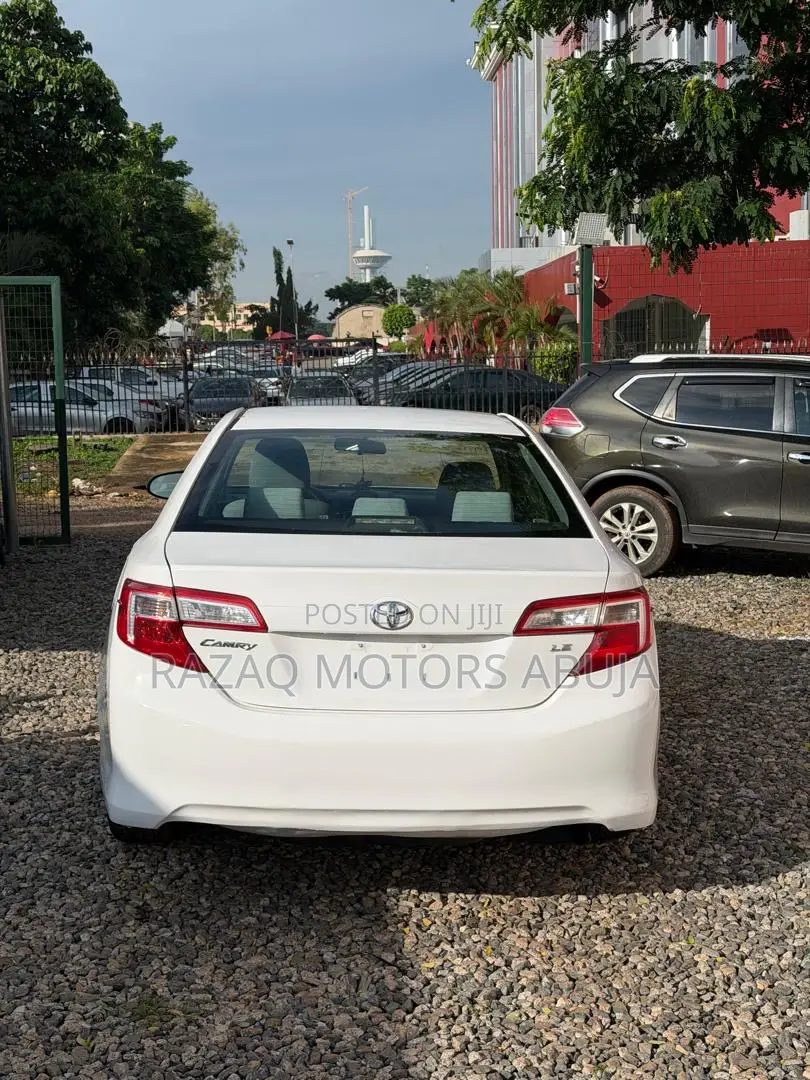 Toyota Camry LE 4dr Sedan w/Prod. End 11/13 (2.5L 4cyl 6A) 2014 White