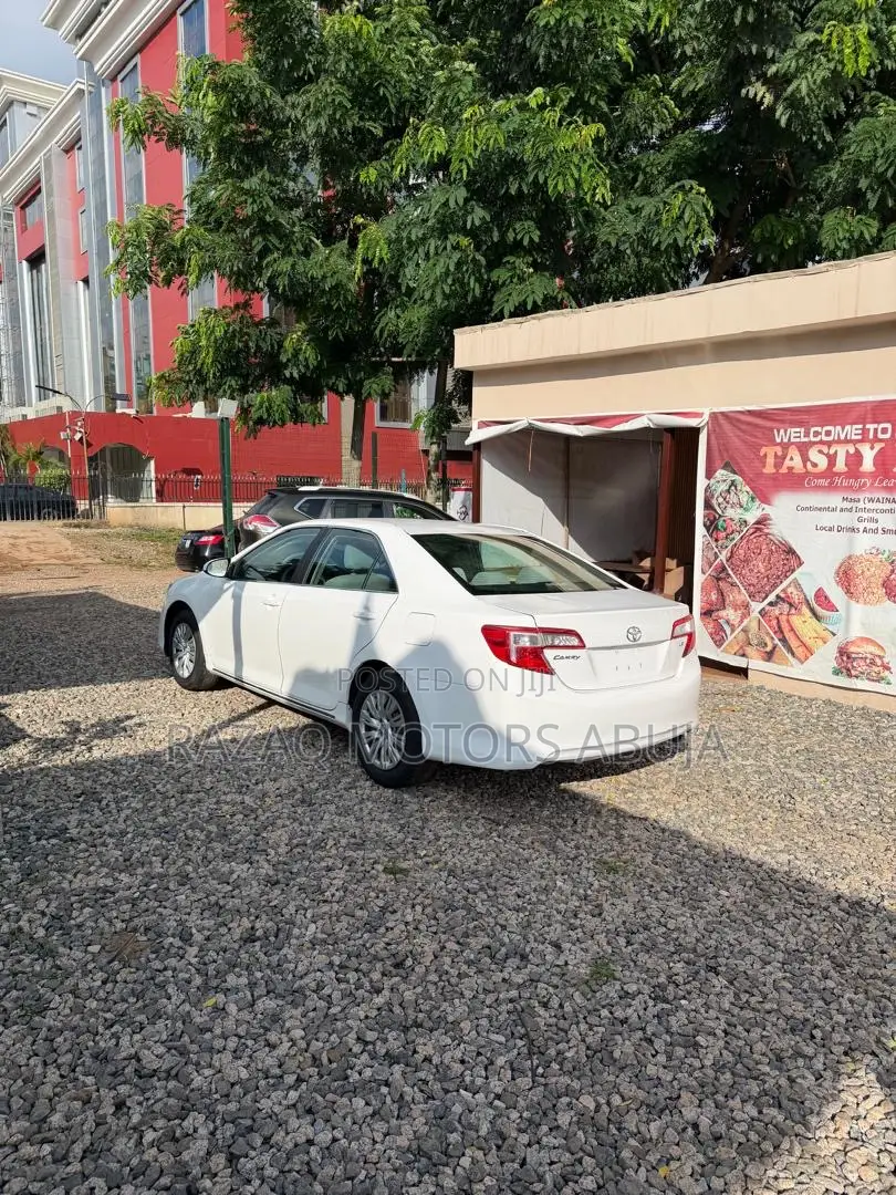 Toyota Camry LE 4dr Sedan w/Prod. End 11/13 (2.5L 4cyl 6A) 2014 White