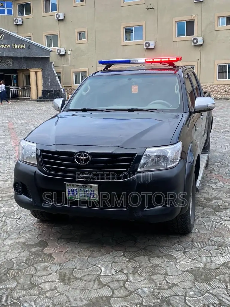2015 TOYOTA HILUX 4x4