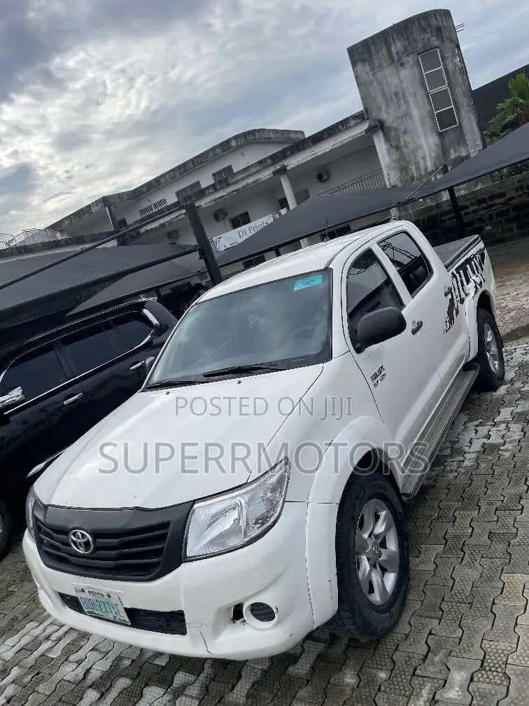 2015 TOYOTA HILUX 4x4